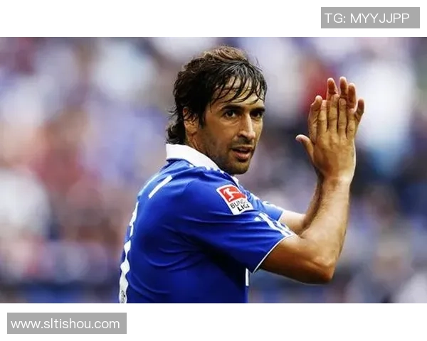 足球明星高清展示照片尽显风采与魅力让我们一起欣赏他们的精彩瞬间